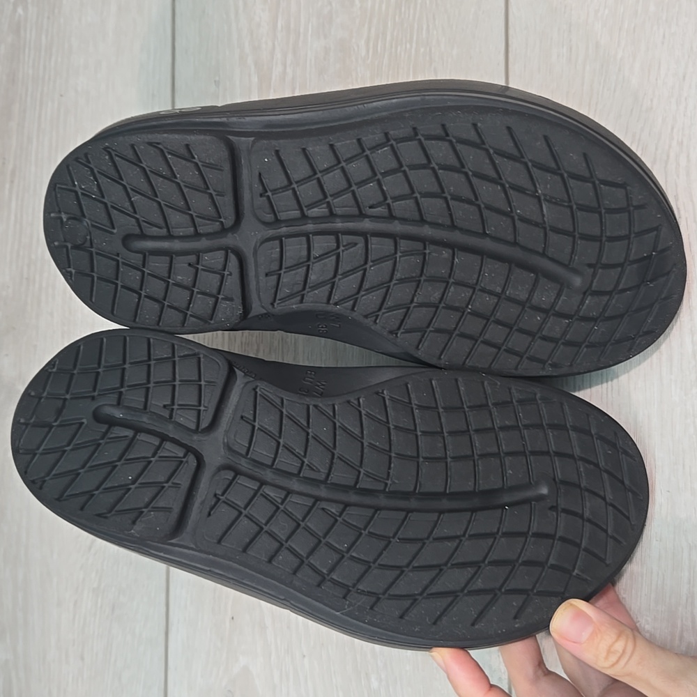 OOFOS Metallic Silver Slide Clogs - Picture 10 of 11